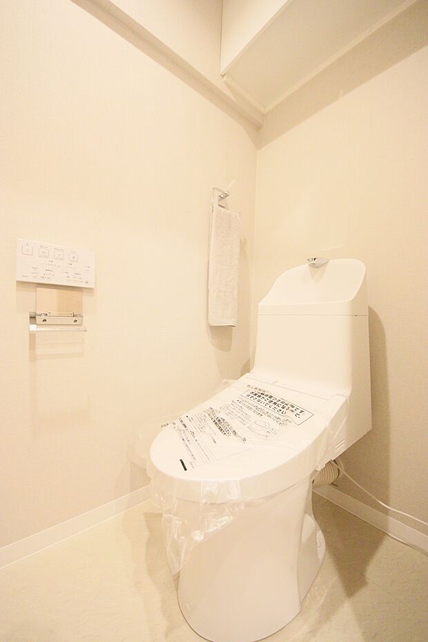 同施工ご参考写真　 ウォシュレット機能付きトイレです。タオルリングやペーパーホルダーも完備です