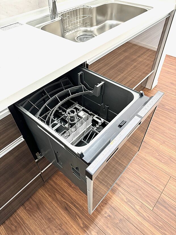 同仕様写真です 食洗機は噴水のように水を噴射して食器類の汚れをムラなく洗い流します。家事が軽減されるだけでなく水道代や光熱費の節約にも貢献します。