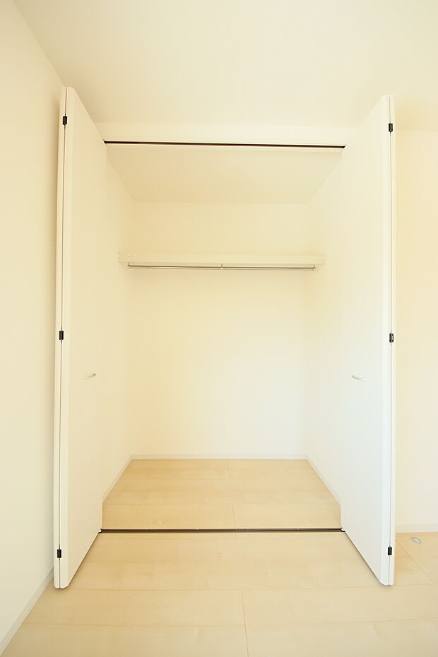 同仕様ご参考写真　シンプルデザインの建具。　居室ドアからクローゼット扉までトータルデザインでコーディネートすることにより、室内に落ち着きと安らぎを与えてくれます。