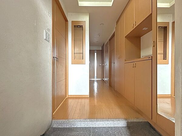 玄関入口◎収納も豊富です◎