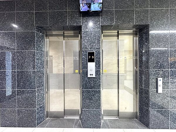 エレベーター2基完備◎防犯カメラも付いています！