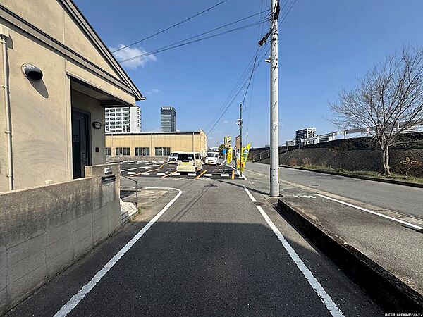 東側前面道路1