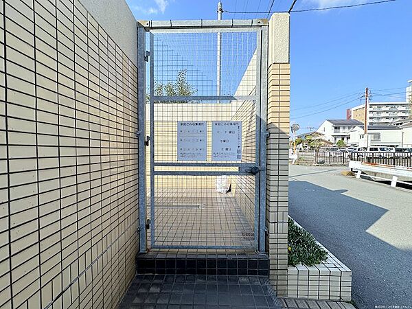 敷地内ゴミ捨て場！