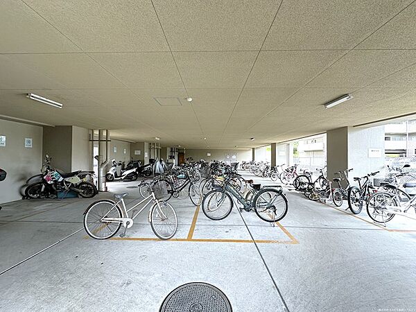 屋内駐輪場！自転車使用料：無料！バイク置き場使用料：月額1，000円～2，000円