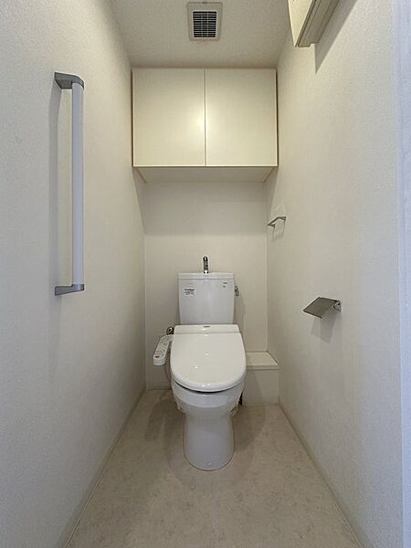 トイレの上にも収納がついてます！
