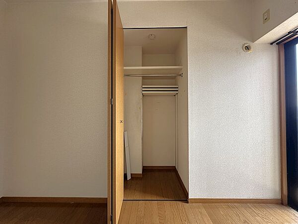 5.6帖の洋室のクローゼットです◎