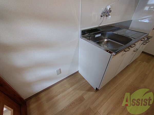 画像8:キッチン隣には冷蔵庫を置けるスペースがありますね。