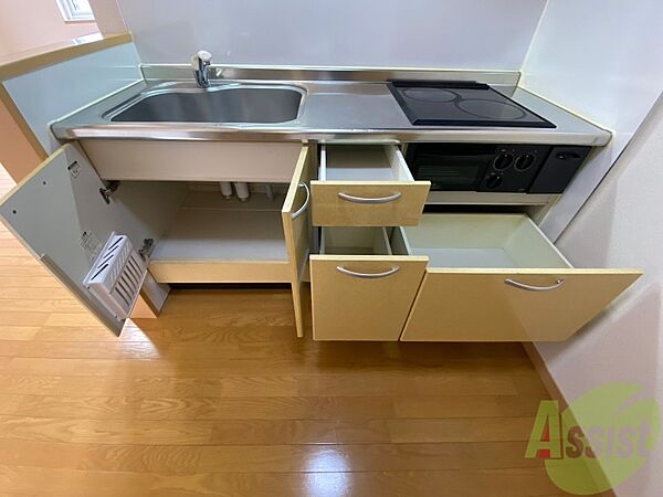 画像22:キッチン下の棚に台所用品や食器などを入れることができます