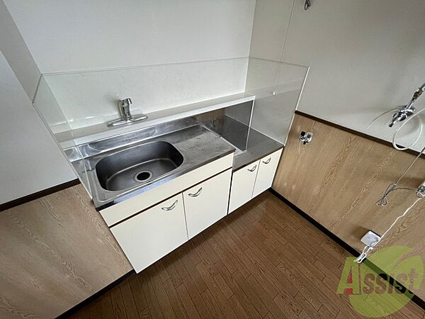 画像5:シンプルなキッチンです。一人暮らしにはちょうどいいサイズ。