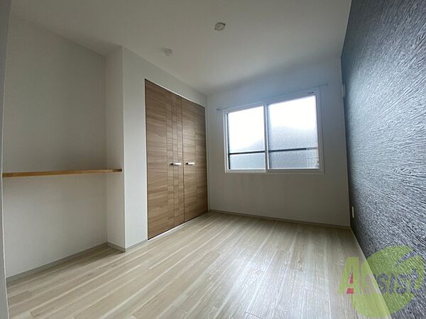 画像24:寝室を別角度から撮りました。どう家具を配置しますか？