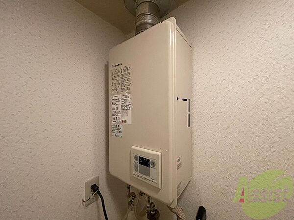 画像23:ガス給湯器です。操作しやすいパネルになってます。