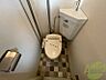 トイレ：こちらはトイレです。清潔感があり、安心して使用できます。