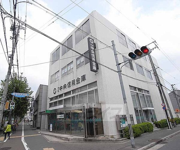 画像28:京都中央信用金庫 金閣寺支店まで452m 飲食店が多く並び生活至便な立地。