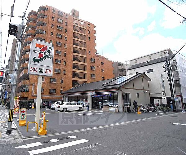 画像7:セブンイレブン 京都出世稲荷前店まで271m ガレージ広々、交差点の角で出入りしやすいですよ。
