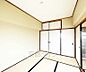 リビング/ダイニング：ひろびろとした居室です。ゆったりくつろげますね。