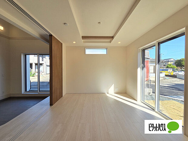 【5号棟】爽やかな青空の下に贅沢なほどに降り注ぐ陽光、豊かな居住性と、クオリティが見事に調和した住空間は、住まうことの喜びを感じさせてくれます。