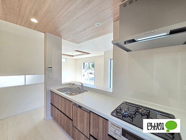 【5号棟】ご家族みんなで調理ができる位のスペースを実現したキッチン空間となっております。