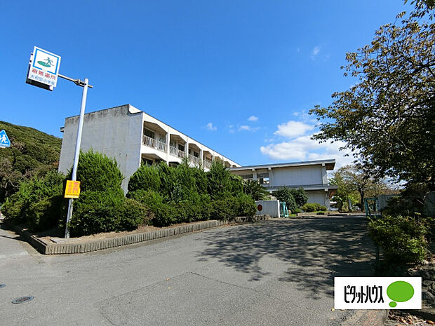 小学校「君津市立周西の丘小学校まで2034m」