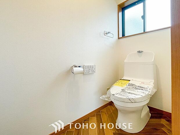 換気と明るさに配慮した清潔感溢れるトイレ。落ち着いた空間で安らぎのひとときをお過ごしいただけます。