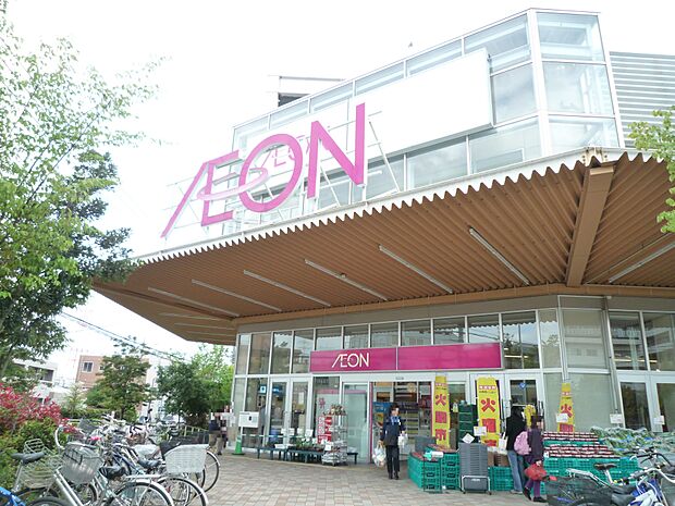 イオン横浜新吉田店と8つの専門店で構成された大型のお買い物スポット。食料品等取り扱いの1階は24時間営業。無料駐車場完備。