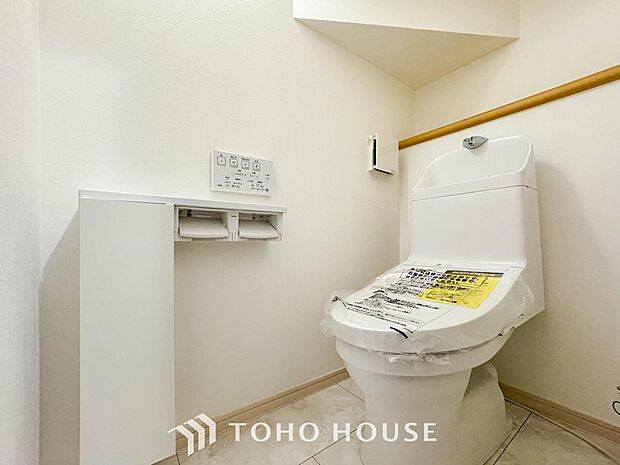 トイレはシンプルにホワイトで統一した温水洗浄付です。