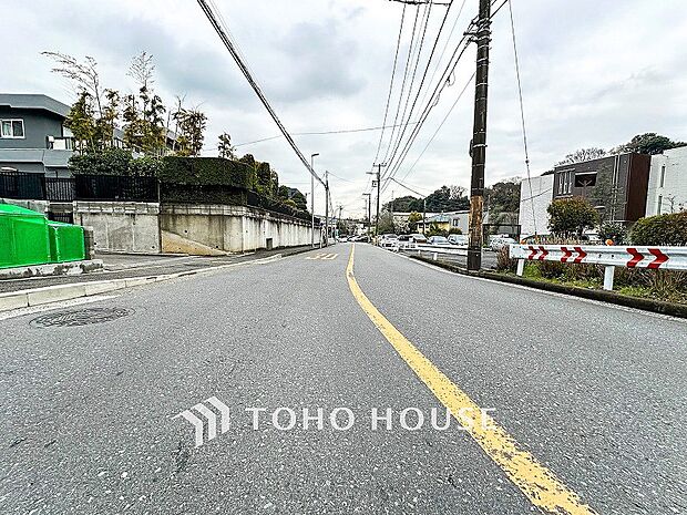 前面道路含む現地写真『快適』は「家」と「街」と「環境」が調和した時に訪れるだと改めて感じさせてくれます。