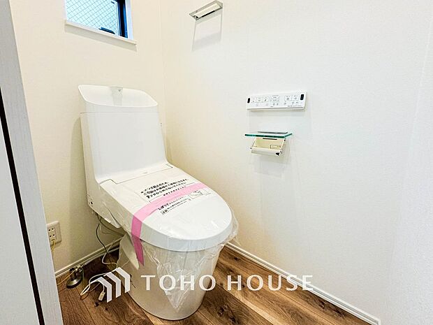 トイレはシンプルにホワイトで統一した温水洗浄付です。