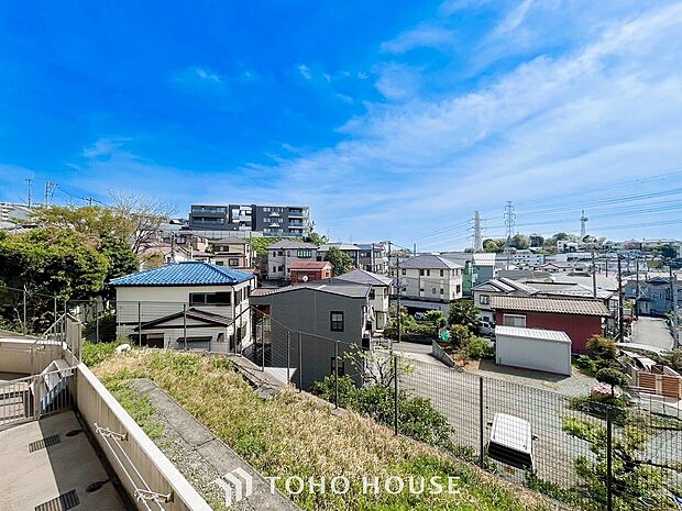 豊かな眺望にふさわしい空間には、通風・採光にも優れ、心地よい光と風があふれています。