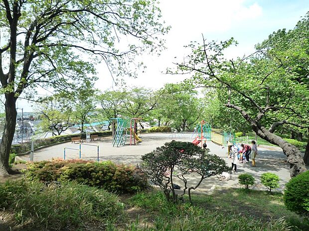 高台にある緑豊かな公園。弓道場、テニスコート、運動広場、遊具広場などがあります。