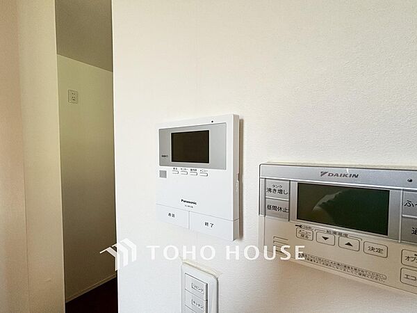 誰が来てもわかる様にモニター付きインターホンを設置。快適と安らぎを合わせた優しい設計。