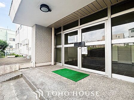 心地よい光と風があふれたエントランス。清潔感があり、行き届いた管理体制がうかがえます。