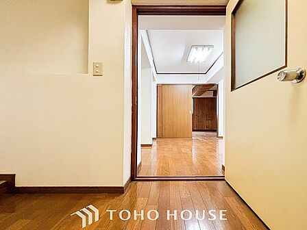 上質感漂う廊下。居住者の帰り、訪れる方を優しく迎える・安らぎに満ちた生活空間を予感させる。