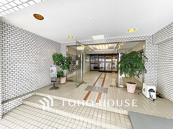 住まう誇らしさと安心感を演出する落ち着いた雰囲気のエントランス。