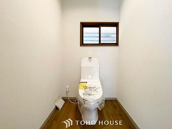 換気と明るさに配慮した清潔感溢れるトイレ。落ち着いた空間で安らぎのひとときをお過ごしいただけます。
