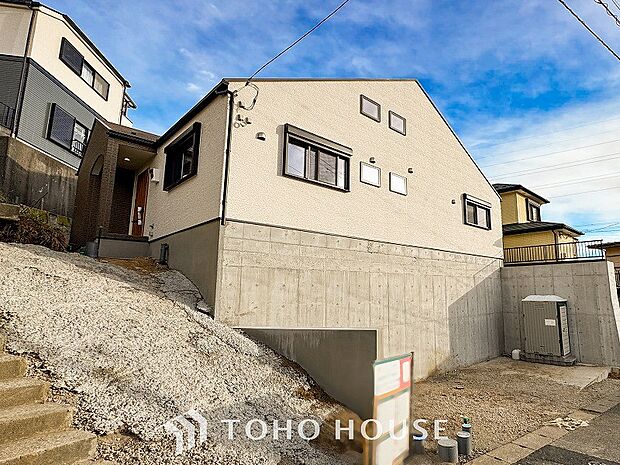 住む人や訪れる人やさしくエスコートする玄関アプローチ。