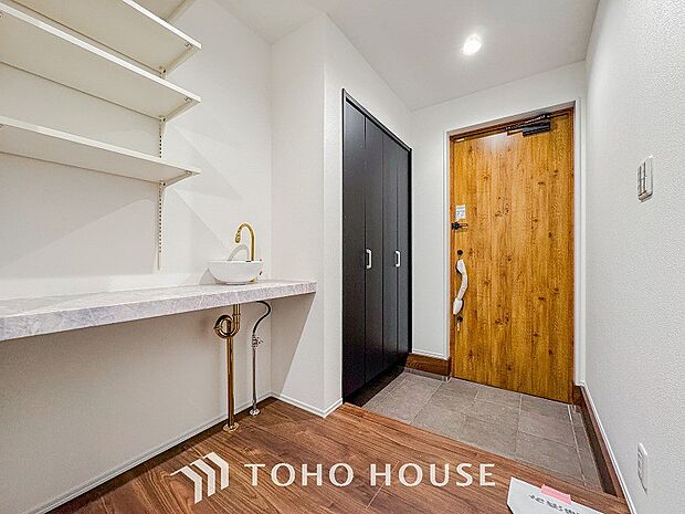 居住者の帰り、訪れる方を優しく迎えてくれる開放感のある玄関。