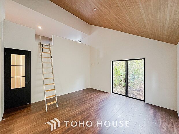 落ち着いた雰囲気に包まれた伸びやかな空間で、ゆったりと家族団らんの時間を過ごせます。