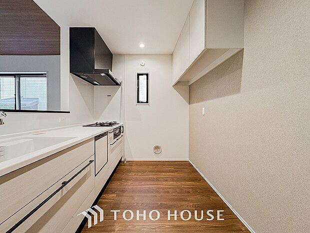 機能的で使い勝手のよさそうなキッチン。明るく清潔感があります。