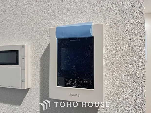 誰が来てもわかる様にモニター付きインターホンを設置。快適と安らぎを合わせた優しい設計。