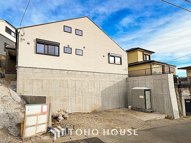 爽やかな青空の下に贅沢なほどに降り注ぐ陽光、豊かな居住性と、クオリティが見事に調和した住空間。