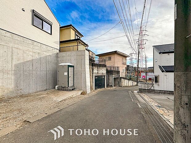 前面道路含む現地写真『快適』は「家」と「街」と「環境」が調和した時に訪れるだと改めて感じさせてくれます。