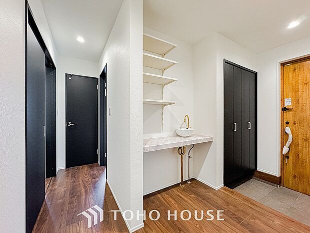 上質感漂う廊下。居住者の帰り、訪れる方を優しく迎える・安らぎに満ちた生活空間を予感させる。