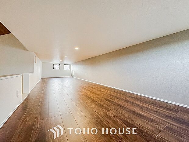 広々したロフトは多目的に使える便利な空間。