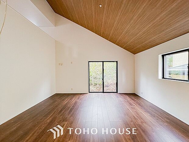 光と風があふれる開放的なリビングダイニングには自然と家族みんなが集まってきます。