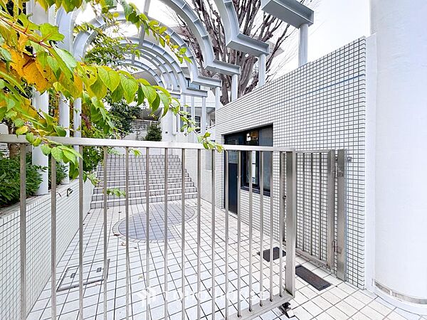 住む人や訪れる人をやさしくエスコートするエントランスアプローチ。