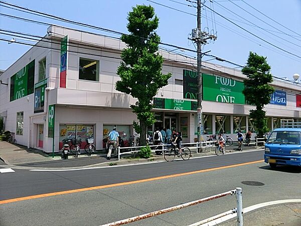 毎日の食卓を彩る食料品が品揃え豊富に揃います。2階にDAISOを併設しています。