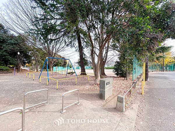住宅街の中にある大きな広場のある公園。遊具もあり、トイレや水道もあるので長時間遊ぶこともできます。