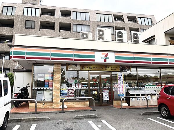 食料品や生活雑貨などが揃う安心便利なコンビニエンスストア。