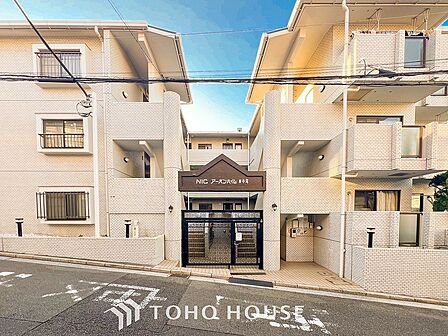 前面道路含む現地写真『快適』は「家」と「街」と「環境」が調和した時に訪れるだと改めて感じさせてくれます。