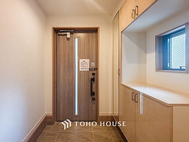 帰り着くたびに洗練されたテイストの空間に迎えられ誇りと喜びを感じる玄関まわりです。